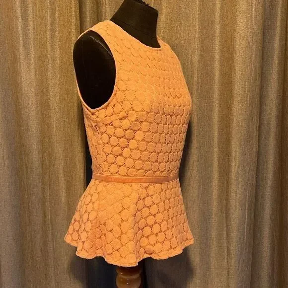 Forever 21 Women's Peach Open Back Sleeveless Lined Lace Peplum Blouse - Picture 2 of 7